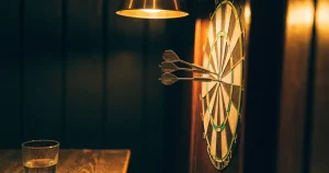 Darts-Wetten in der Schweiz: Bewilligung, Limiten und der Mindesteinsatz